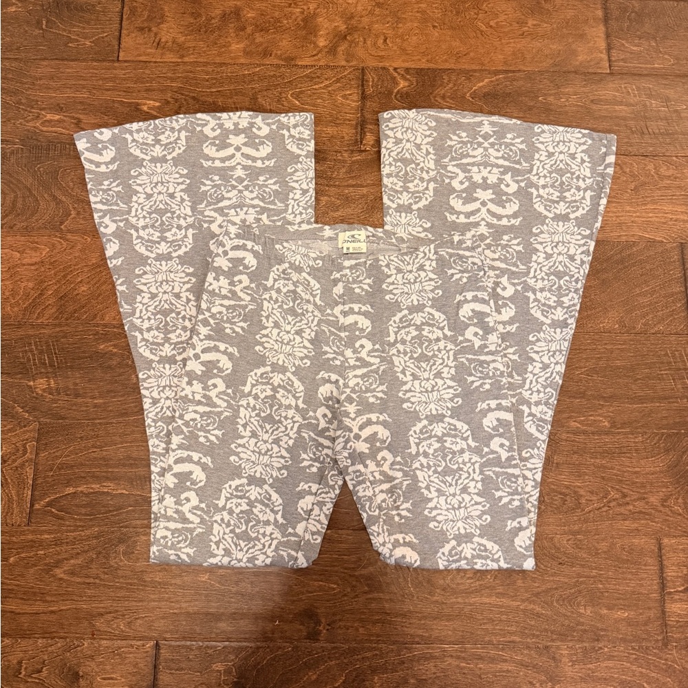 O'Neill NWOT Gray and White Patterned Flare Leggings